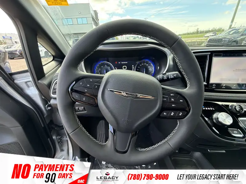 2026 Chrysler Pacifica Select AWD, stříbrná, dovoz Kanada — foto 10 z 12