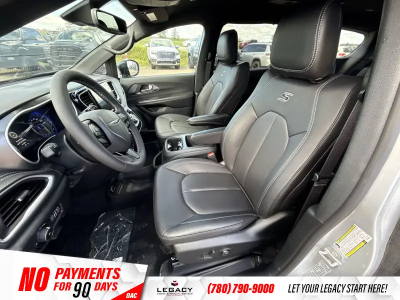 2026 Chrysler Pacifica Select AWD, stříbrná, dovoz Kanada — foto 12 z 12