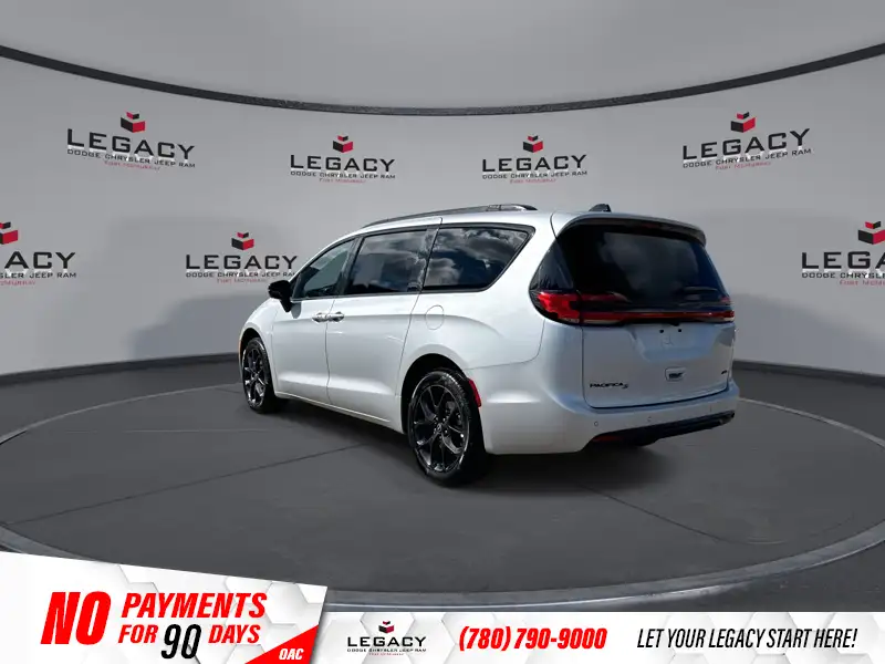 2026 Chrysler Pacifica Select AWD, stříbrná, dovoz Kanada — foto 6 z 12