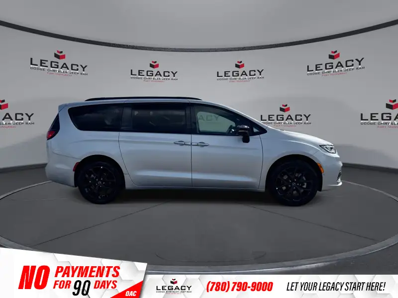 2026 Chrysler Pacifica Select AWD, stříbrná, dovoz Kanada — foto 8 z 12