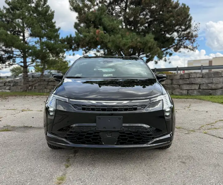 2027 Chrysler Pacifica Select AWD | S Package, černá, dovoz Kanada — foto 2 z 12