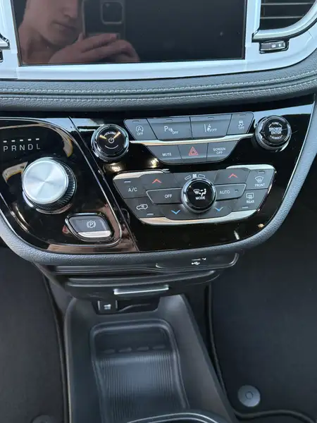 2026 Chrysler Pacifica Select AWD, černá, dovoz Kanada — foto 12 z 12