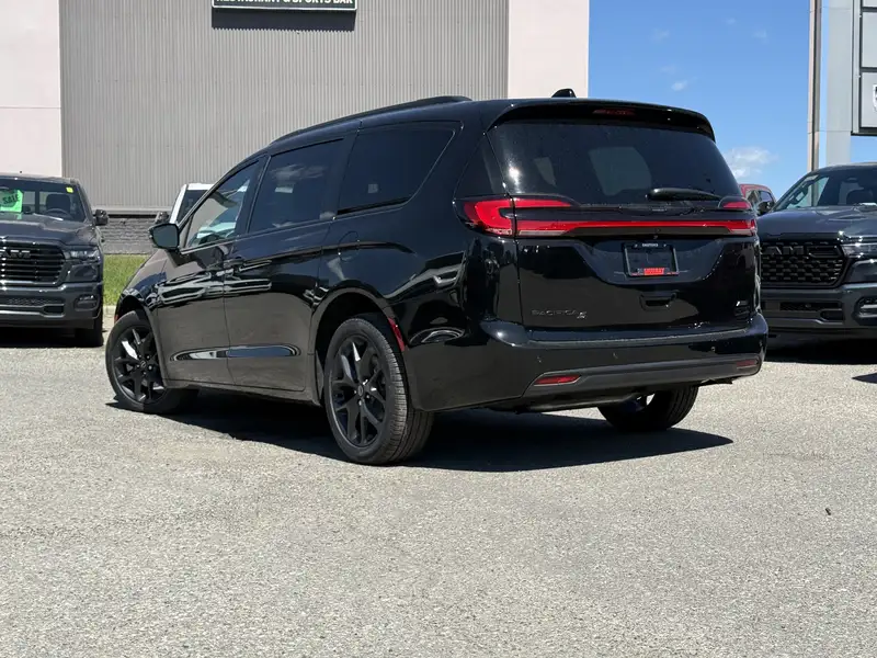 2026 Chrysler Pacifica Select AWD, černá, dovoz Kanada — foto 3 z 12