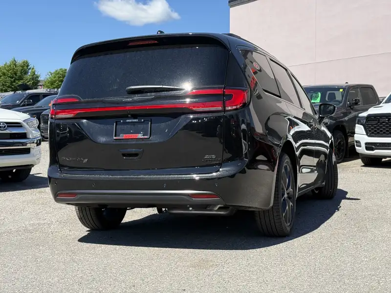 2026 Chrysler Pacifica Select AWD, černá, dovoz Kanada — foto 4 z 12