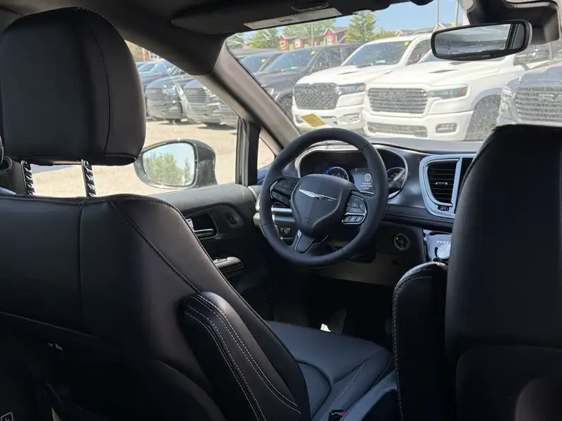 2026 Chrysler Pacifica Select AWD, černá, dovoz Kanada — foto 5 z 12