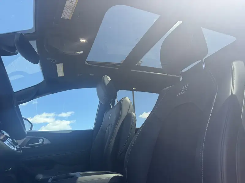 2026 Chrysler Pacifica Select AWD, černá, dovoz Kanada — foto 6 z 12