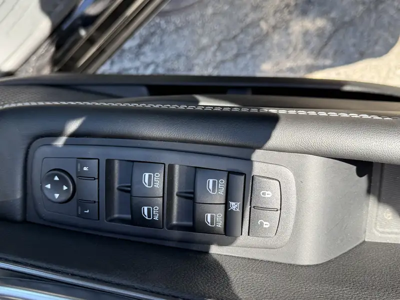 2026 Chrysler Pacifica Select AWD, černá, dovoz Kanada — foto 7 z 12