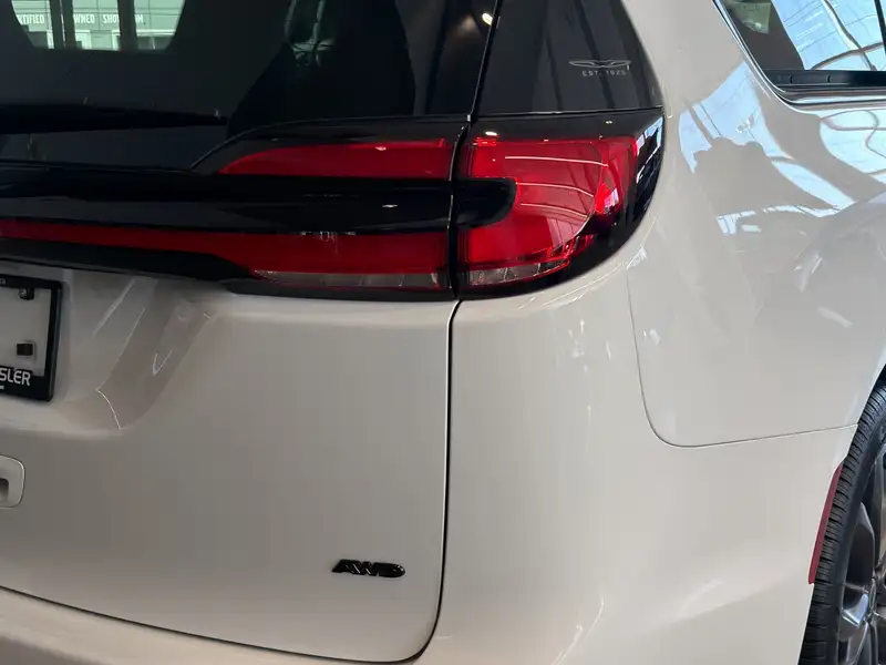 2026 Chrysler Pacifica Select AWD, bílá, dovoz Kanada — foto 10 z 10