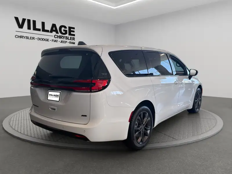 2026 Chrysler Pacifica Select AWD, bílá, dovoz Kanada — foto 4 z 10