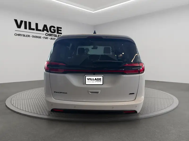 2026 Chrysler Pacifica Select AWD, bílá, dovoz Kanada — foto 5 z 10