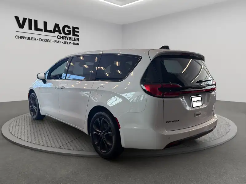 2026 Chrysler Pacifica Select AWD, bílá, dovoz Kanada — foto 6 z 10