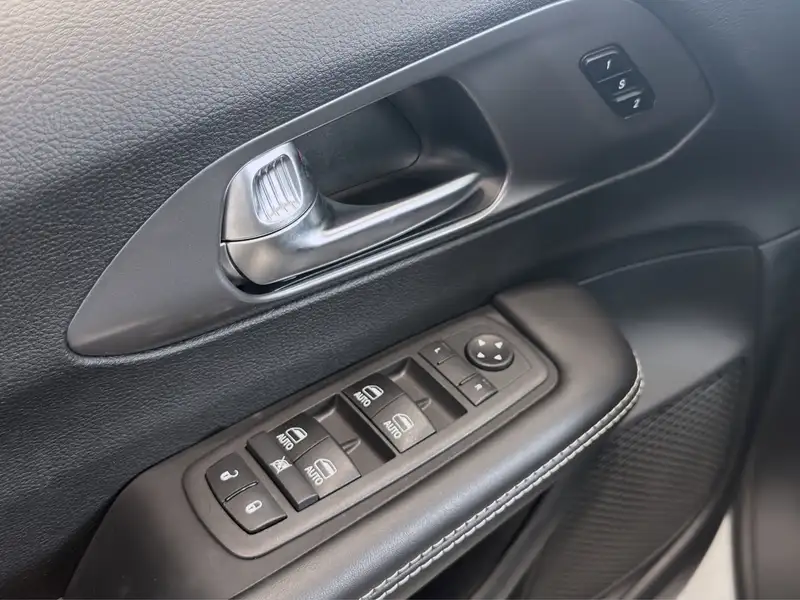 2026 Chrysler Pacifica Select AWD, bílá, dovoz Kanada — foto 7 z 10