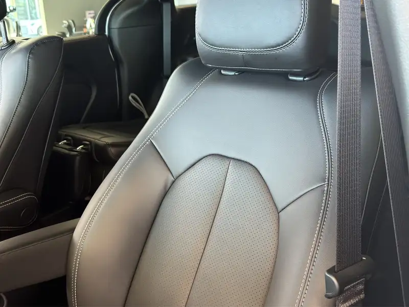 2026 Chrysler Pacifica Select AWD, bílá, dovoz Kanada — foto 8 z 10