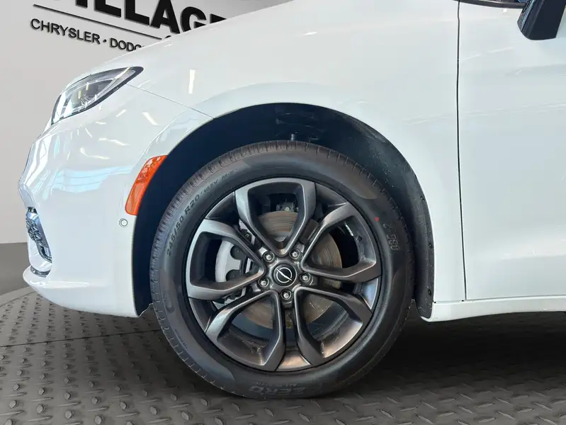 2026 Chrysler Pacifica Select AWD, bílá, dovoz Kanada — foto 9 z 10