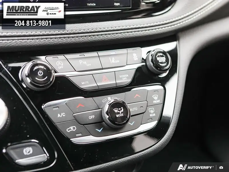 2026 Chrysler Pacifica Select AWD, stříbrná, 27 km, dovoz Kanada — foto 4 z 12