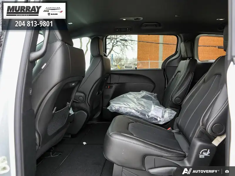 2026 Chrysler Pacifica Select AWD, stříbrná, 27 km, dovoz Kanada — foto 5 z 12