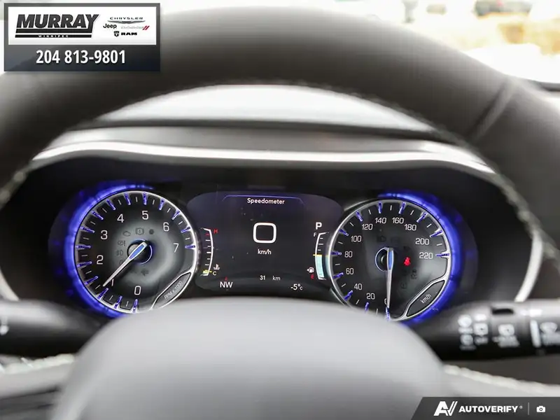 2026 Chrysler Pacifica Select AWD, stříbrná, 27 km, dovoz Kanada — foto 9 z 12