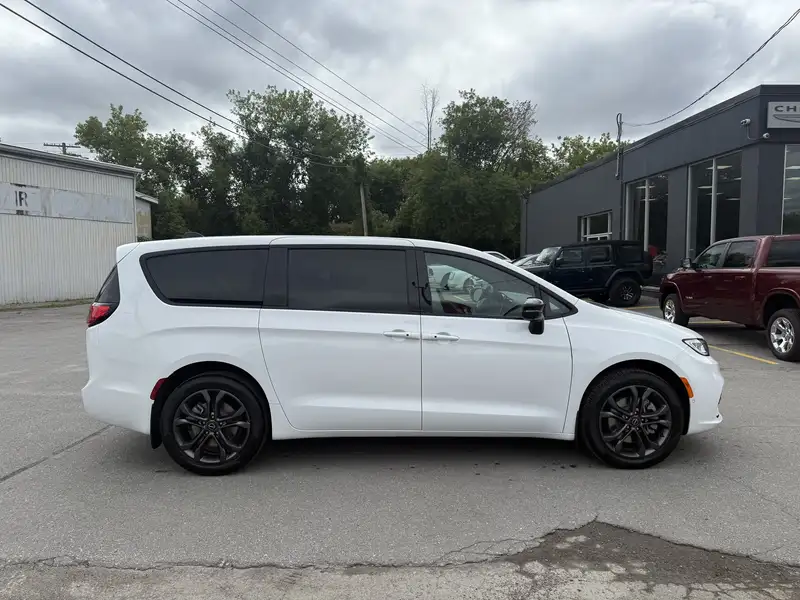 2026 Chrysler Pacifica 100th Anniversary AWD, bílá, 33 km, dovoz Kanada — foto 6 z 12