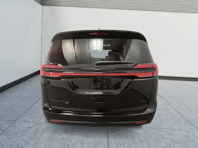 2026 Chrysler Pacifica, černá, 10 km, dovoz Kanada — foto 10 z 12