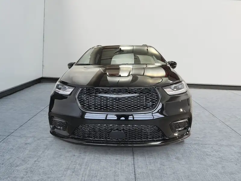 2026 Chrysler Pacifica, černá, 10 km, dovoz Kanada — foto 2 z 12
