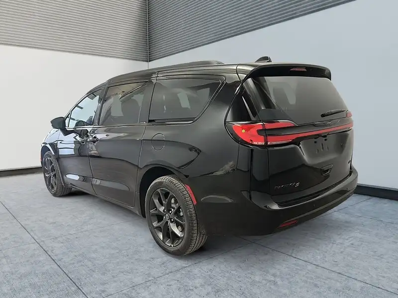 2026 Chrysler Pacifica, černá, 10 km, dovoz Kanada — foto 9 z 12
