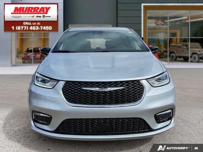 2026 Chrysler Pacifica Select, stříbrná, 10 km, dovoz Kanada — foto 2 z 12