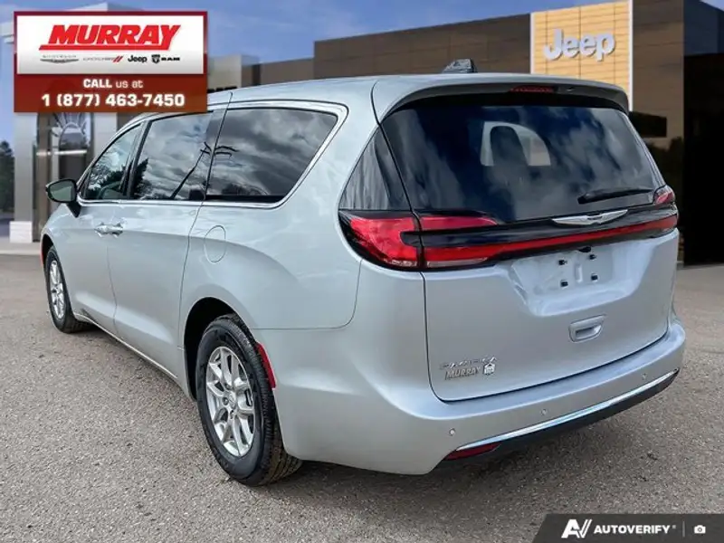 2026 Chrysler Pacifica Select, stříbrná, 10 km, dovoz Kanada — foto 4 z 12