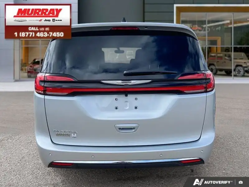 2026 Chrysler Pacifica Select, stříbrná, 10 km, dovoz Kanada — foto 5 z 12