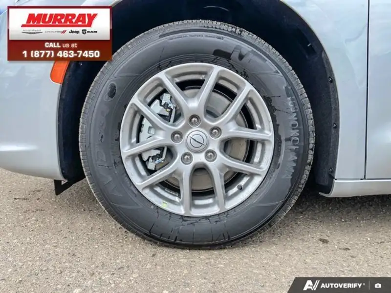 2026 Chrysler Pacifica Select, stříbrná, 10 km, dovoz Kanada — foto 6 z 12