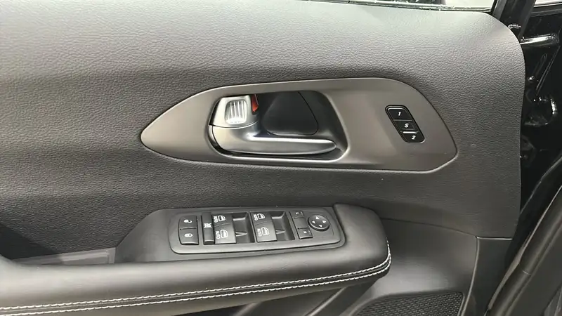 2027 Chrysler Pacifica Select, černá, 15 km, dovoz Kanada — foto 11 z 12