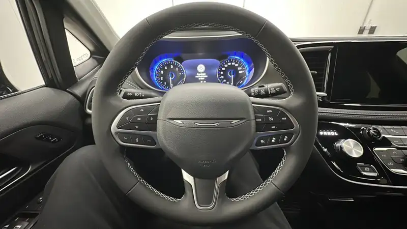 2027 Chrysler Pacifica Select, černá, 15 km, dovoz Kanada — foto 12 z 12