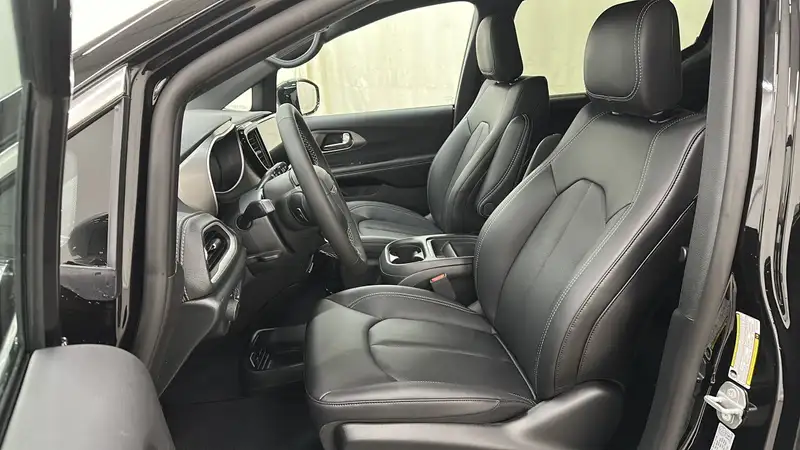2027 Chrysler Pacifica Select, černá, 15 km, dovoz Kanada — foto 9 z 12