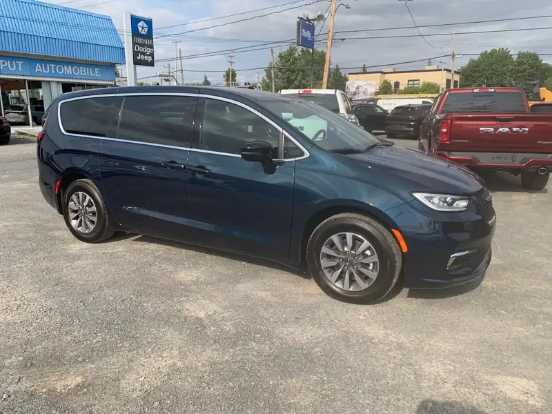 2025 Chrysler Pacifica Select 2WD, modrá, dovoz Kanada — foto 2 z 12