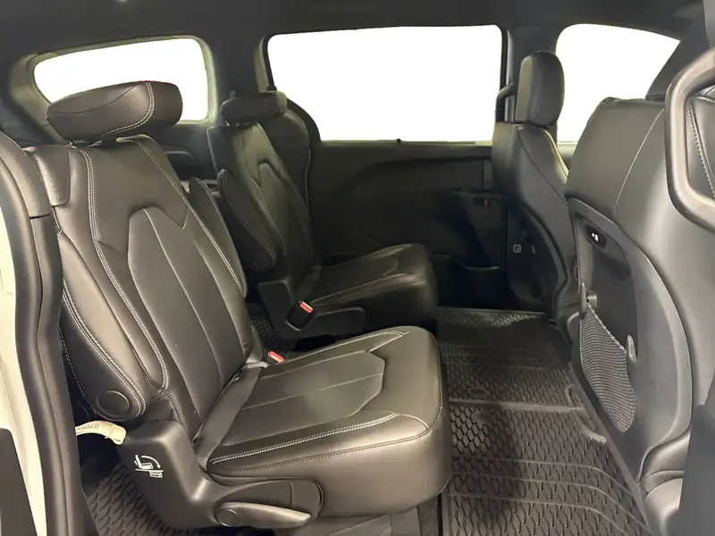 2027 Chrysler Pacifica Select, bílá, dovoz Kanada — foto 10 z 12
