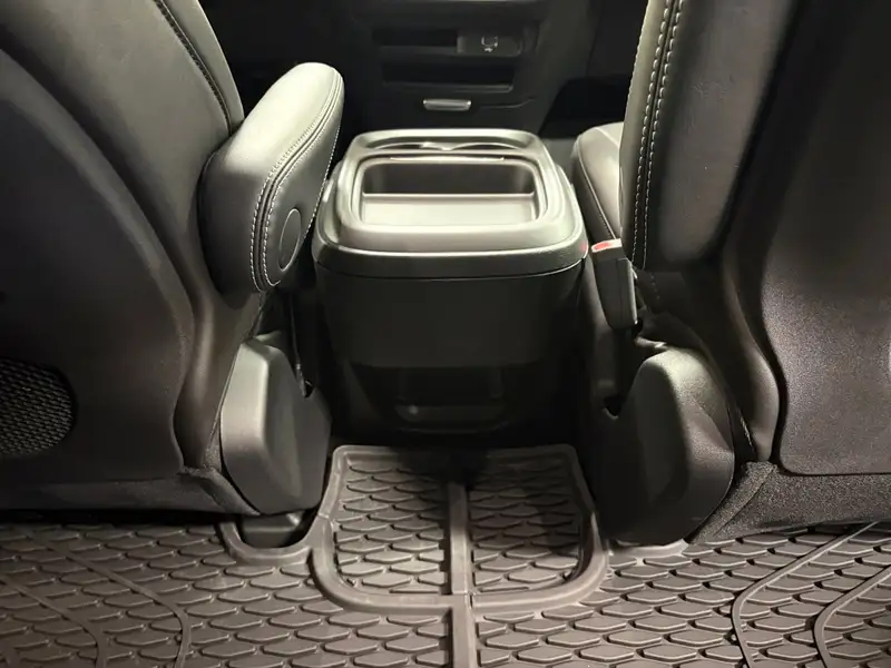 2027 Chrysler Pacifica Select, bílá, dovoz Kanada — foto 11 z 12