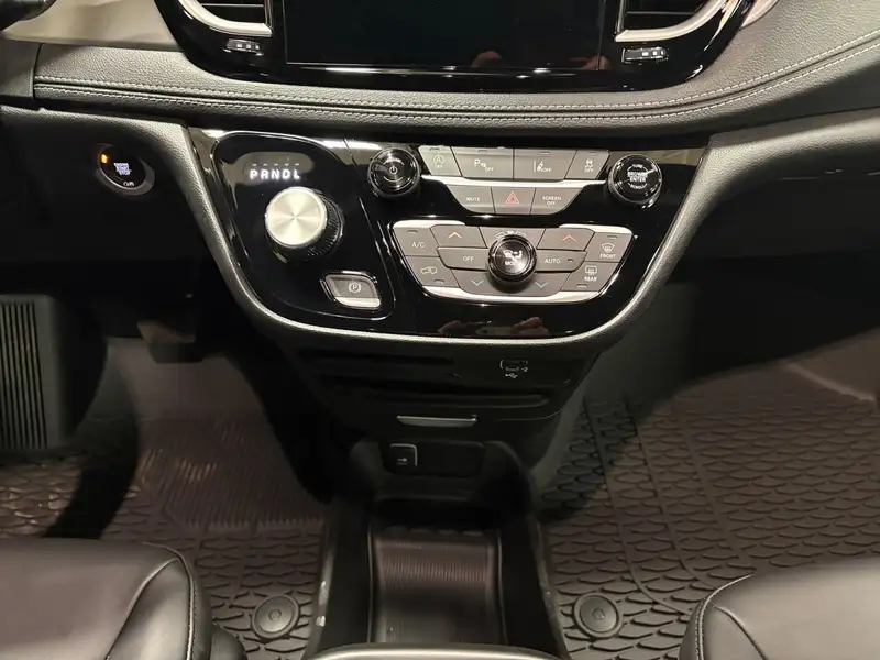 2027 Chrysler Pacifica Select, bílá, dovoz Kanada — foto 12 z 12