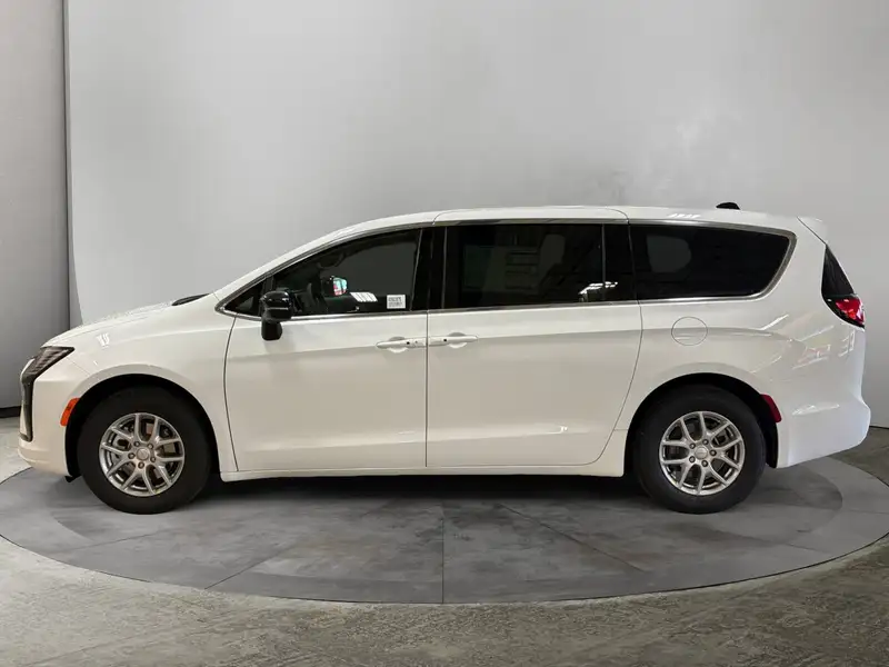 2027 Chrysler Pacifica Select, bílá, dovoz Kanada — foto 2 z 12