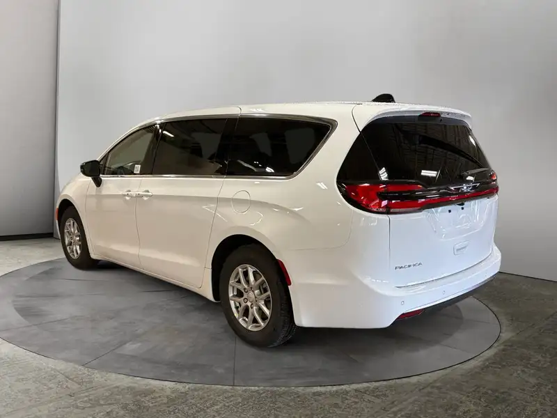 2027 Chrysler Pacifica Select, bílá, dovoz Kanada — foto 3 z 12