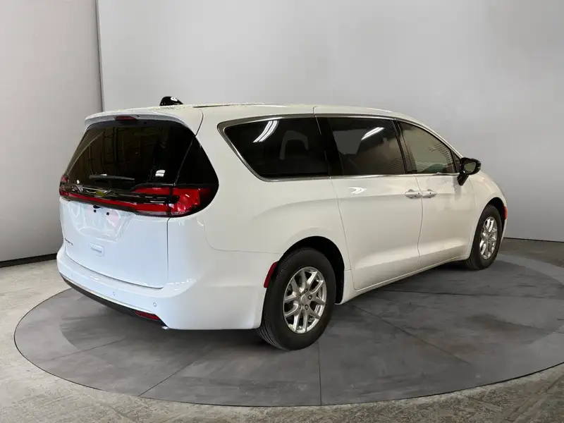 2027 Chrysler Pacifica Select, bílá, dovoz Kanada — foto 5 z 12