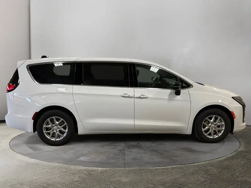2027 Chrysler Pacifica Select, bílá, dovoz Kanada — foto 6 z 12