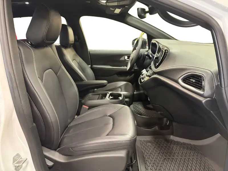 2027 Chrysler Pacifica Select, bílá, dovoz Kanada — foto 9 z 12