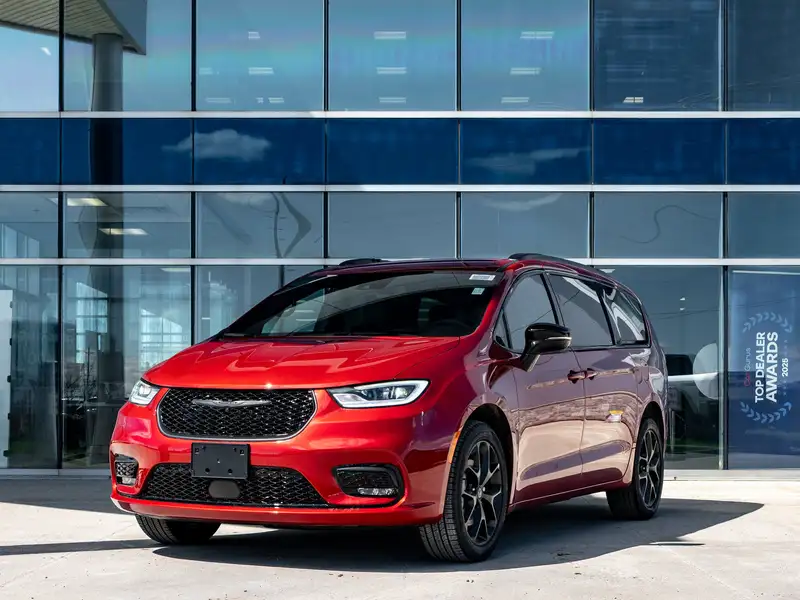 2026 Chrysler Pacifica Select, červená, dovoz Kanada — foto 2 z 12