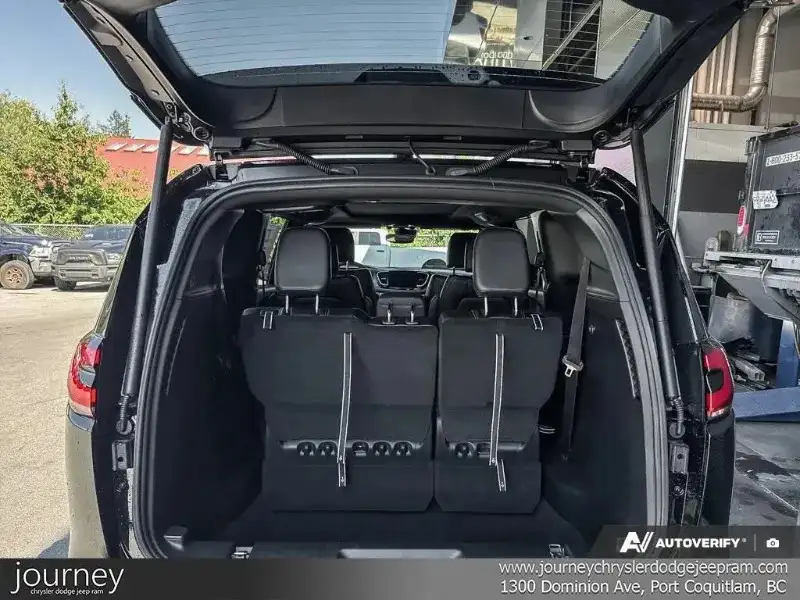 2027 Chrysler Pacifica Select, černá, 18 km, dovoz Kanada — foto 11 z 12