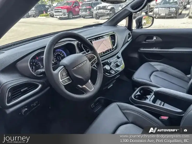 2027 Chrysler Pacifica Select, černá, 18 km, dovoz Kanada — foto 12 z 12