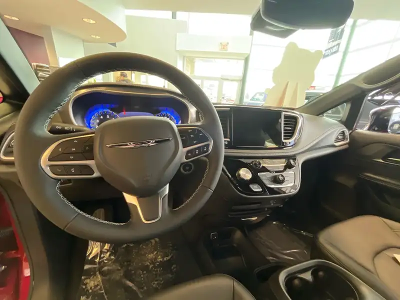 2026 Chrysler Pacifica Select, červená, 101 km, dovoz Kanada — foto 11 z 12