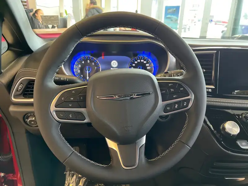 2026 Chrysler Pacifica Select, červená, 101 km, dovoz Kanada — foto 12 z 12