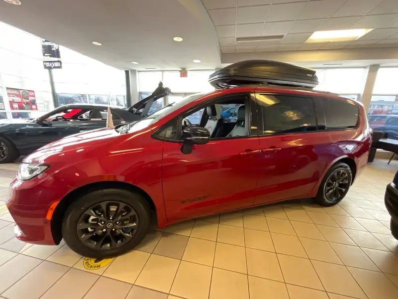 2026 Chrysler Pacifica Select, červená, 101 km, dovoz Kanada — foto 2 z 12