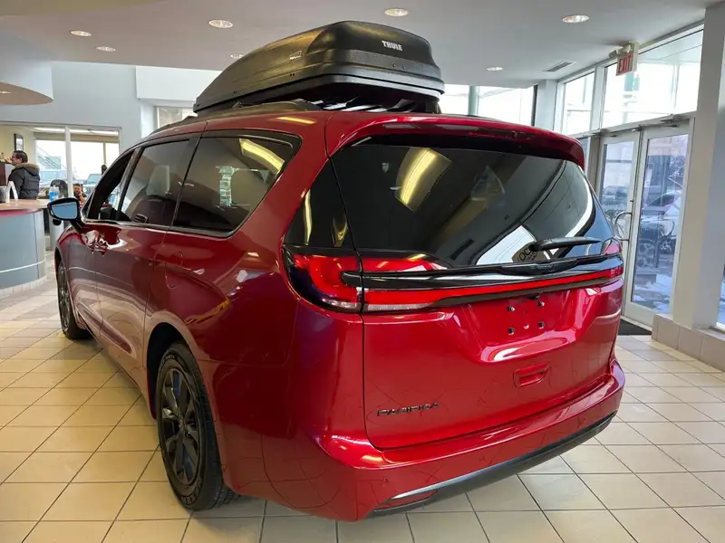 2026 Chrysler Pacifica Select, červená, 101 km, dovoz Kanada — foto 3 z 12