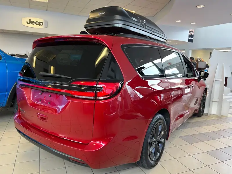 2026 Chrysler Pacifica Select, červená, 101 km, dovoz Kanada — foto 4 z 12