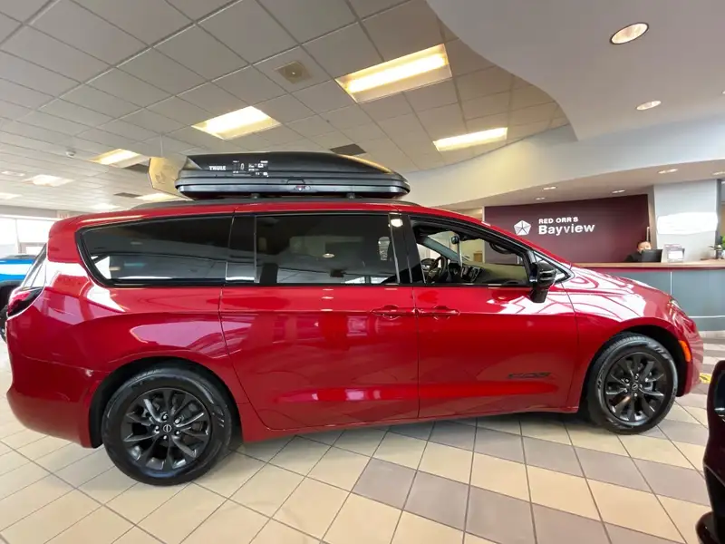 2026 Chrysler Pacifica Select, červená, 101 km, dovoz Kanada — foto 5 z 12